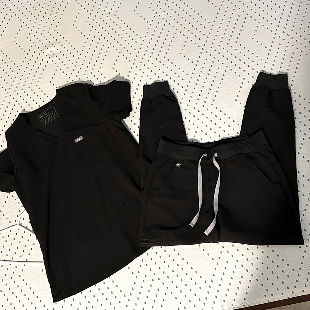 Figs color black Catarina top size S and Zamora bottoms size S